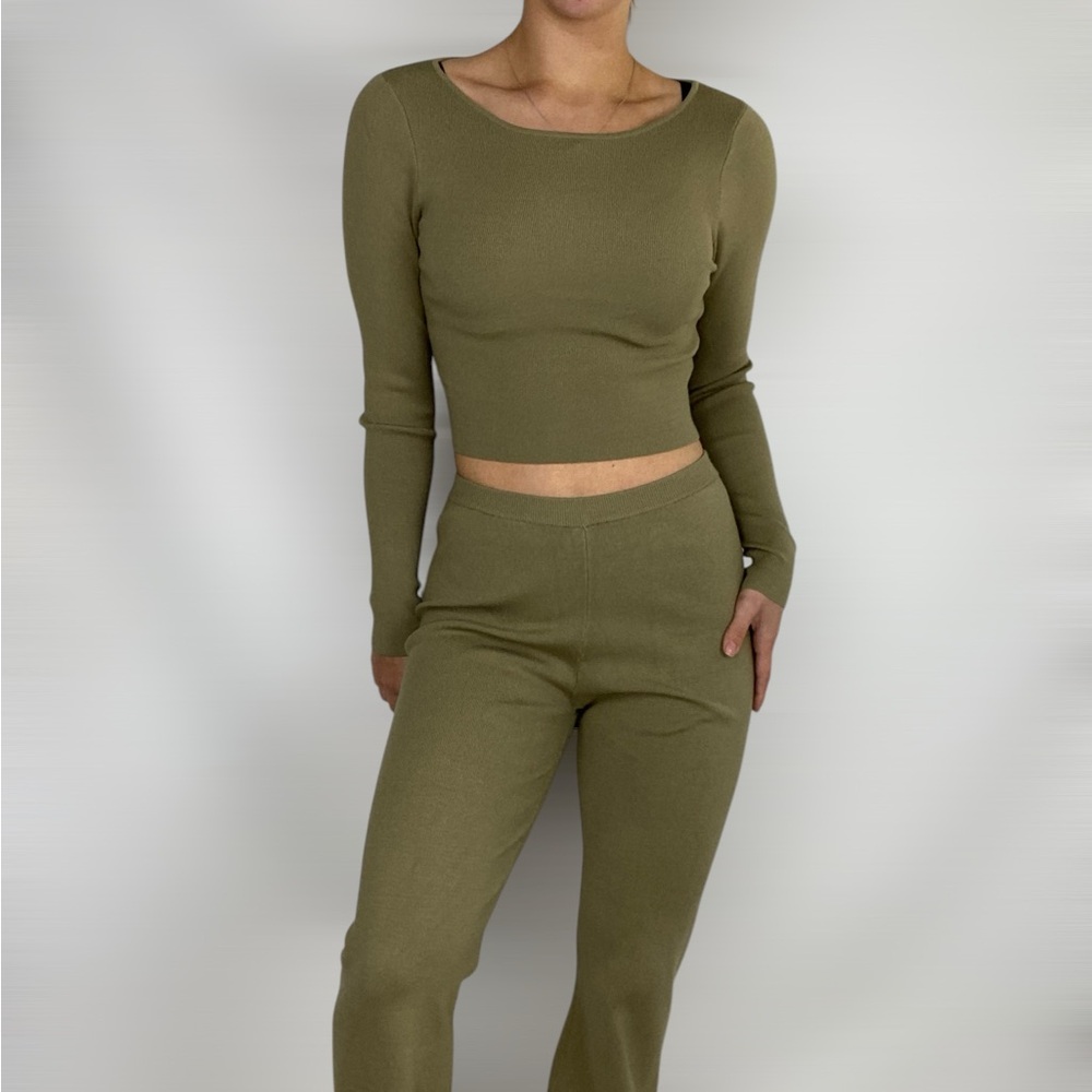 MESHKI Haisley Long Sleeve Knit Top in Olive Stretch Casual Going‎ Out Crop